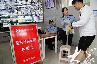 王大雷受伤瞬间！国足赛前踩场王大雷被张玉宁铲到痛苦倒地